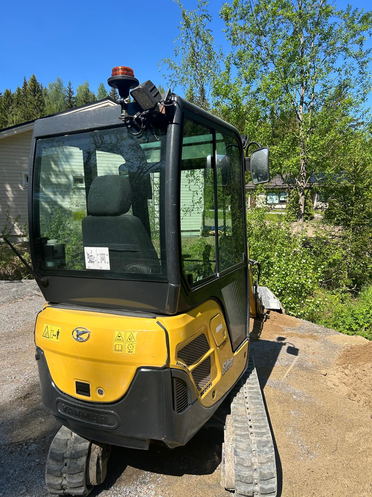 Minikaivurin vuokraus on edullinen tapa nopeuttaa pihan rakennustöitä. Kysy tarjous!