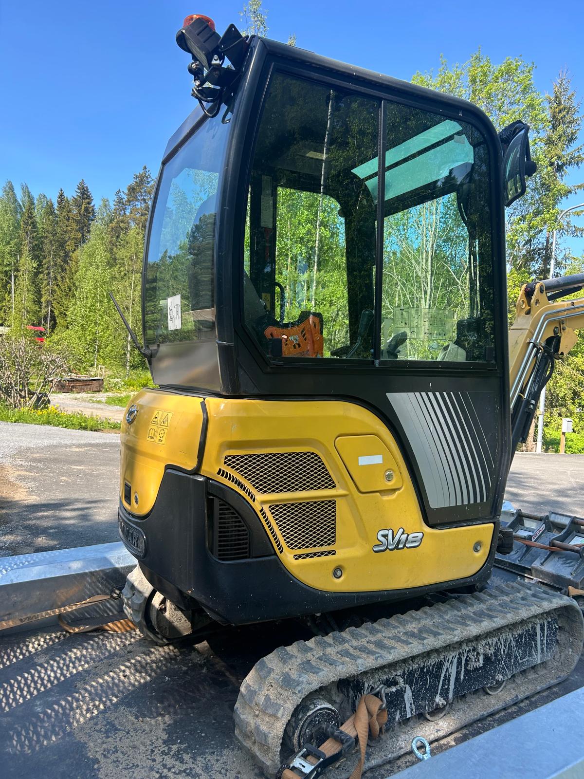 Vuokraa Yanmar SV18 minikaivuri ja revi tehokkaasti kannot ja pensaat.
